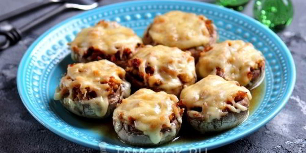 Как приготовить шампиньоны, фаршированные курицей и сыром