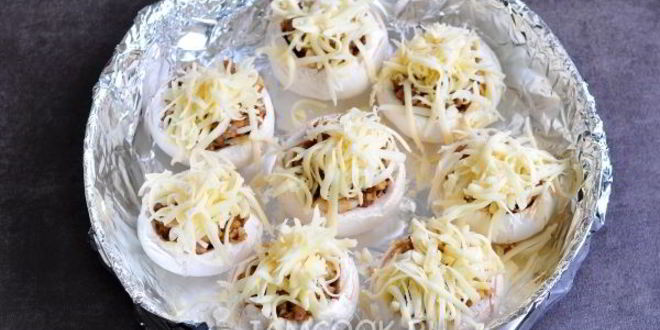 Рецепт шампиньонов, фаршированных курицей и сыром