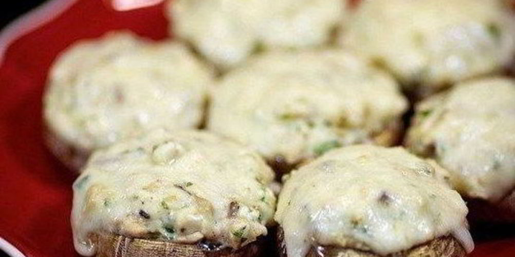 Как приготовить запеченных грибов, фаршированных курицей и сыром