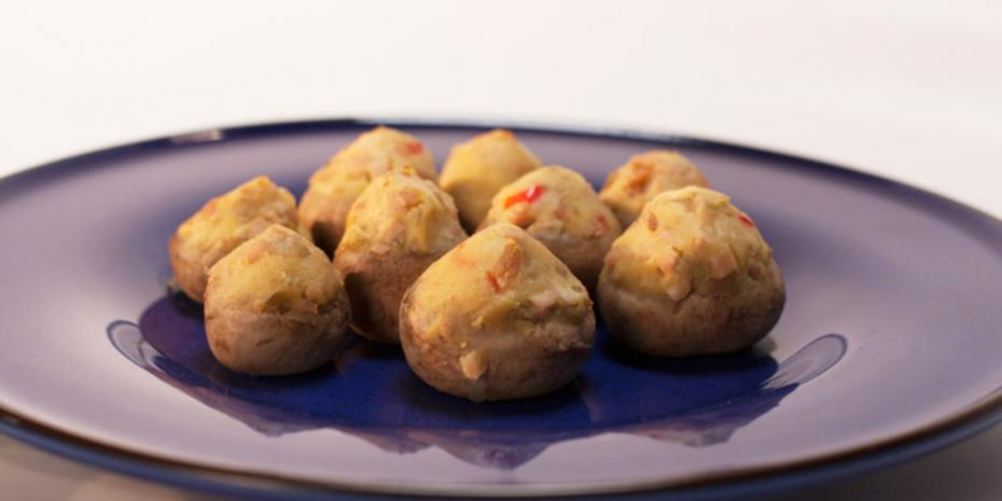 Как приготовить запеченные шампиньоны с картофельной начинкой