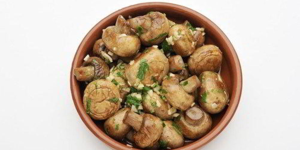 Как приготовить жареные грибы с чесноком, петрушкой и лимонным соком