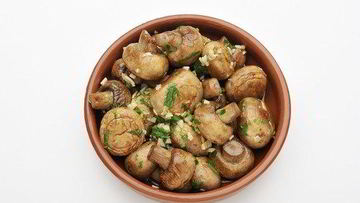 Рецепт Жареных грибов с чесноком, петрушкой и лимонным соком