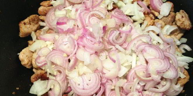 Рецепт ароматного гуляша с грибами и сельдереем