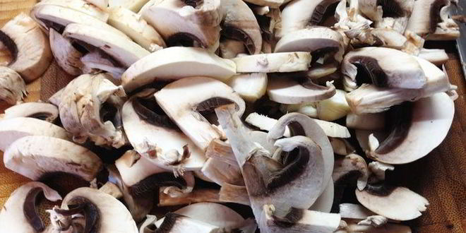 Рецепт ароматного гуляша с грибами и сельдереем