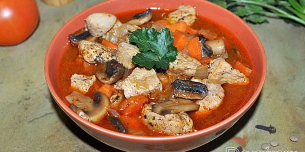 Как приготовить гуляш из кролика с грибами