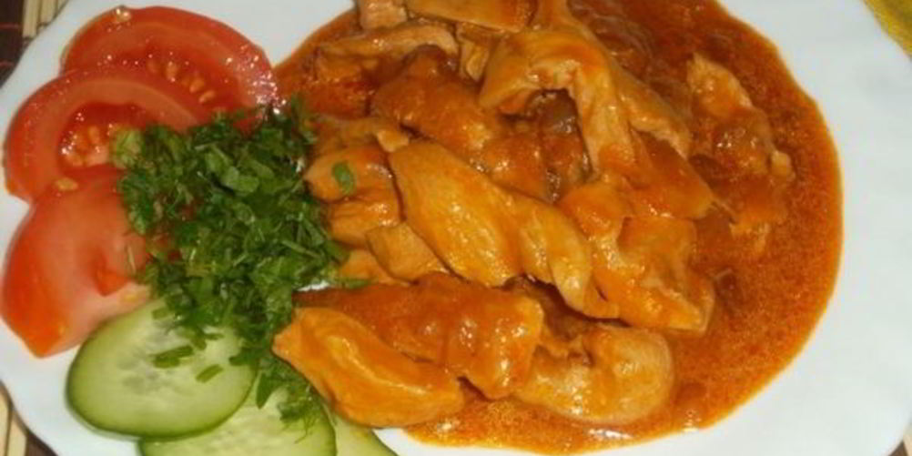 Как приготовить гуляш из куриного филе с овощами и сметаной