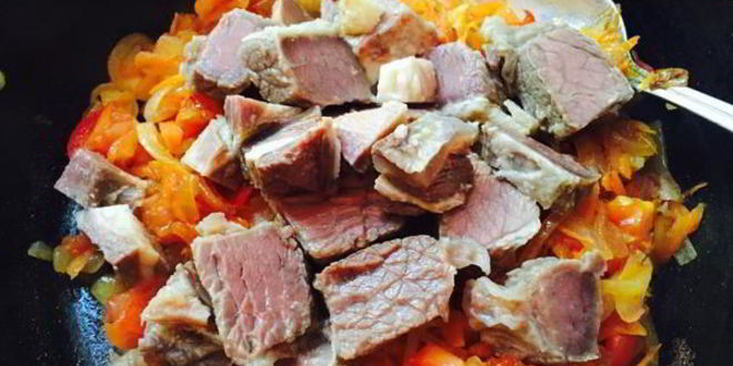 Рецепт гуляша из отварного мяса