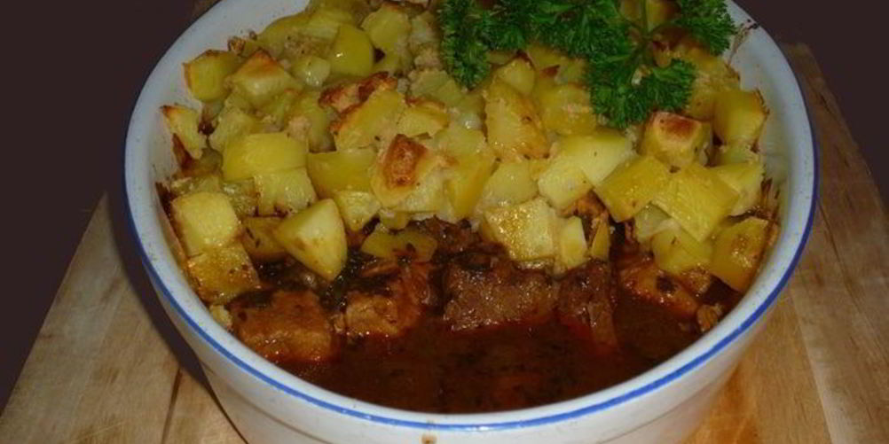 Как приготовить гуляш под нежным соусом с картофельной корочкой