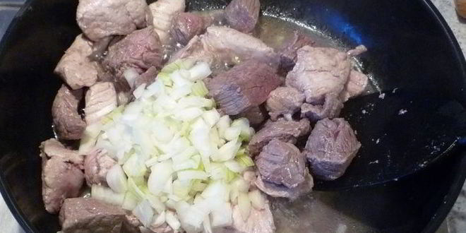 Рецепт гуляша под нежным соусом с картофельной корочкой