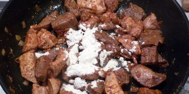 Рецепт гуляша под нежным соусом с картофельной корочкой