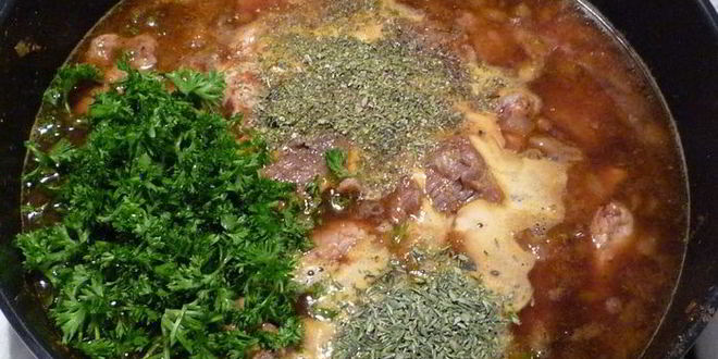 Рецепт гуляша под нежным соусом с картофельной корочкой