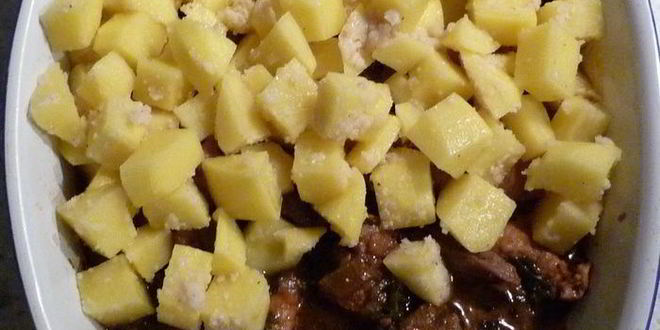 Рецепт гуляша под нежным соусом с картофельной корочкой