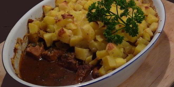 Рецепт гуляша под нежным соусом с картофельной корочкой