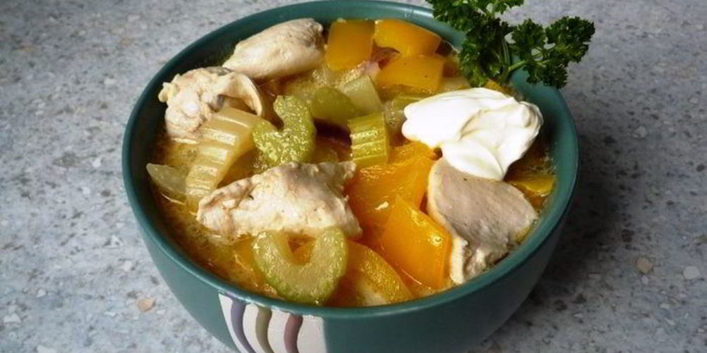 Как приготовить гуляш с нежной куриной грудкой, сельдереем и перцем