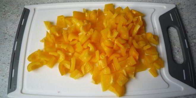 Рецепт гуляша с нежной куриной грудкой, сельдереем и перцем