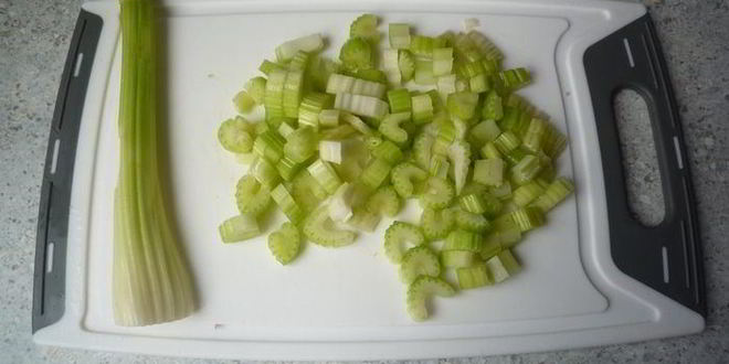 Рецепт гуляша с нежной куриной грудкой, сельдереем и перцем