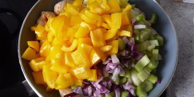 Рецепт гуляша с нежной куриной грудкой, сельдереем и перцем