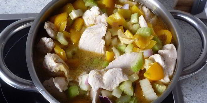 Рецепт гуляша с нежной куриной грудкой, сельдереем и перцем