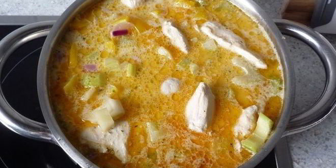 Рецепт гуляша с нежной куриной грудкой, сельдереем и перцем