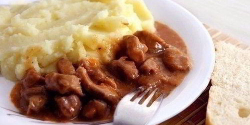 Как приготовить мясной гуляш с подливкой и картофельным пюре