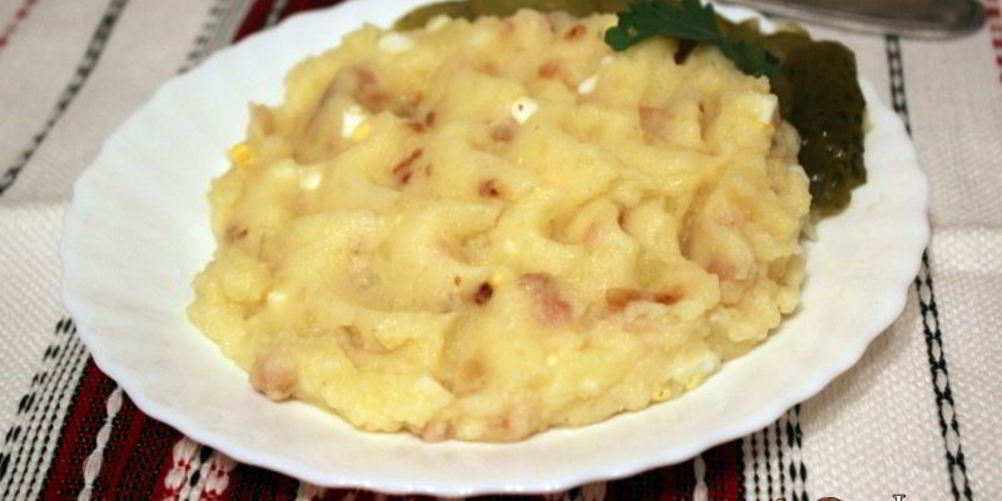 Как приготовить картофельное пюре с беконом, луком и вареным яйцом