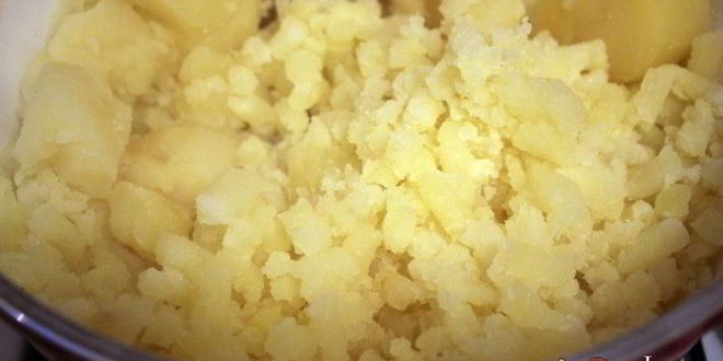 Рецепт картофельного пюре с беконом, луком и вареным яйцом
