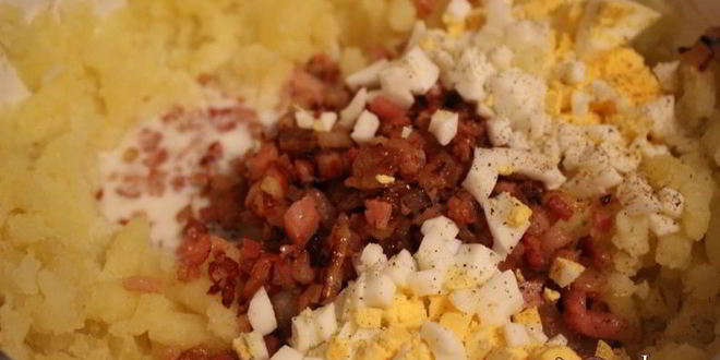 Рецепт картофельного пюре с беконом, луком и вареным яйцом