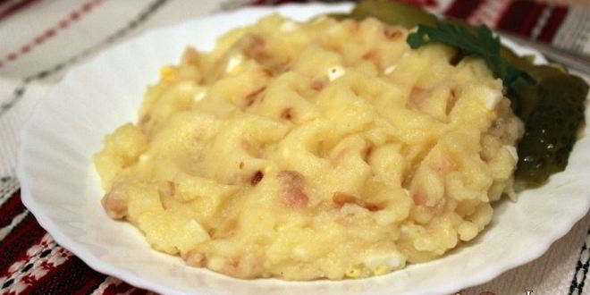 Рецепт картофельного пюре с беконом, луком и вареным яйцом