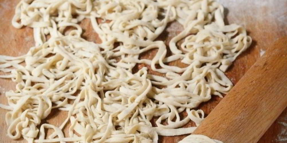 Как приготовить китайскую домашнюю лапшу без яиц