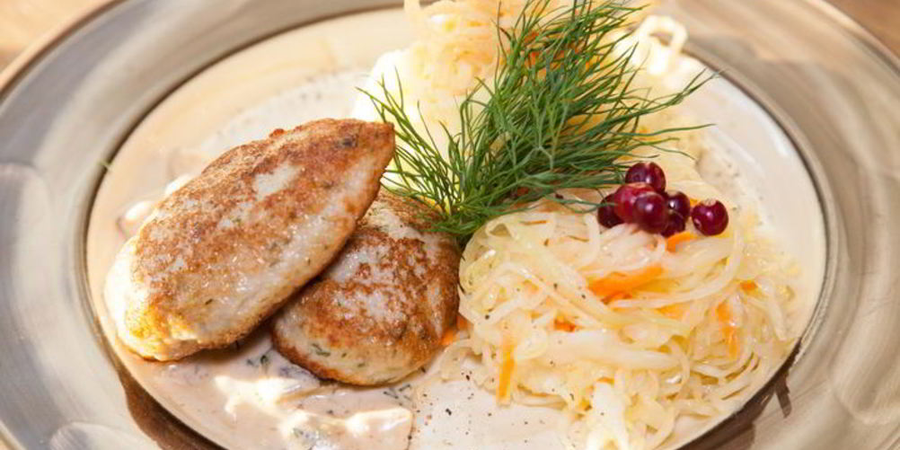 Как приготовить куриные котлеты с пюре и грибным соусом