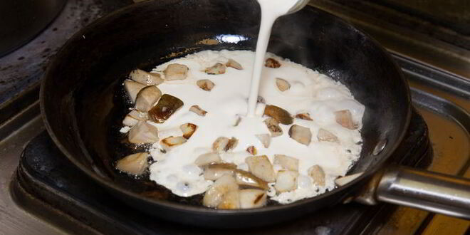 Рецепт куриных котлет с пюре и грибным соусом