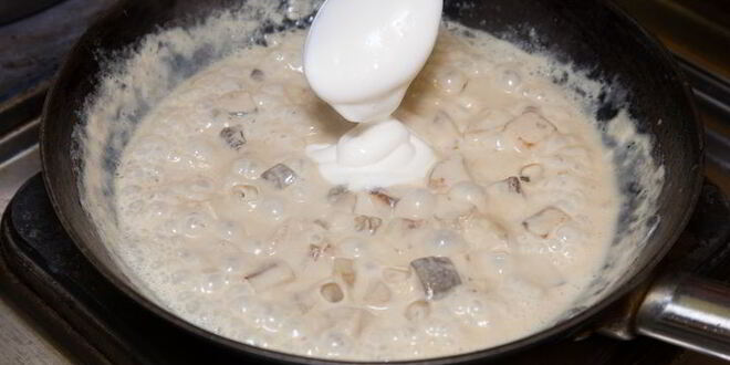 Рецепт куриных котлет с пюре и грибным соусом