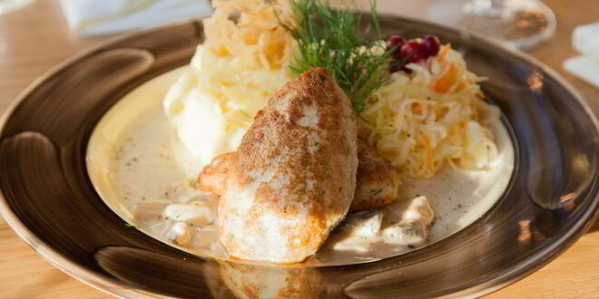 Рецепт куриных котлет с пюре и грибным соусом
