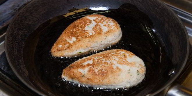 Рецепт куриных котлет с пюре и грибным соусом