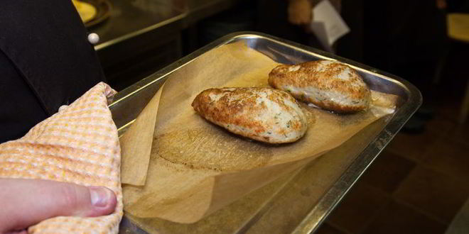 Рецепт куриных котлет с пюре и грибным соусом