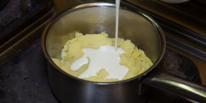 Рецепт куриных котлет с пюре и грибным соусом