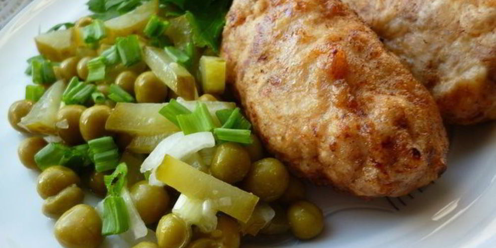 Как приготовить отбивную котлету с начинкой из омлетных блинчиков и козьего сыра