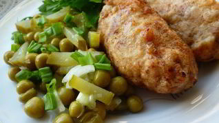 Рецепт Отбивной котлеты с начинкой из омлетных блинчиков и козьего сыра