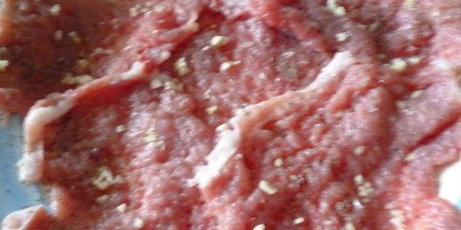 Рецепт отбивной котлеты с начинкой из омлетных блинчиков и козьего сыра