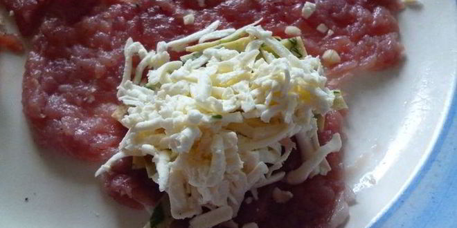 Рецепт отбивной котлеты с начинкой из омлетных блинчиков и козьего сыра