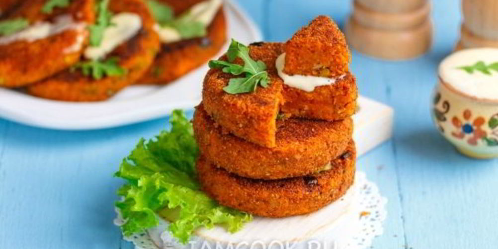 Как приготовить постные морковные котлеты в панировочных сухарях