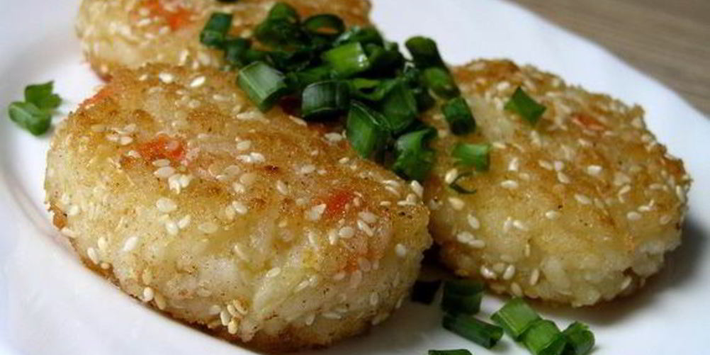 Как приготовить рисовые котлетки в кунжутной панировке