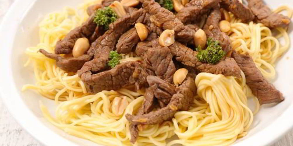 Как приготовить лапшу с говядиной и арахисом