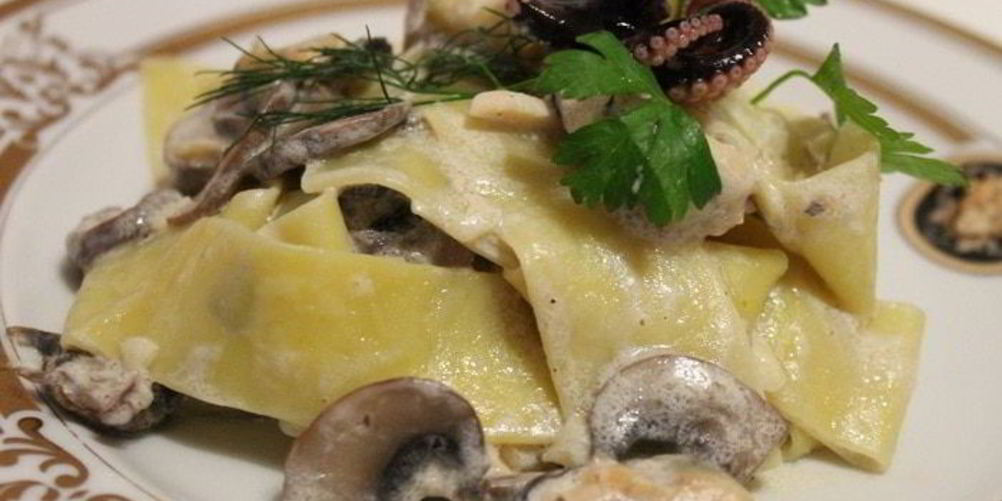 Как приготовить лапшу с морепродуктами и грибами