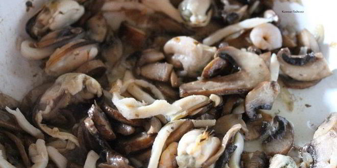 Рецепт лапши с морепродуктами и грибами
