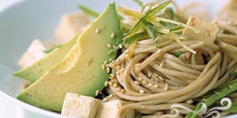 Как приготовить азиатскую лапшу с тофу, авокадо и фасолью