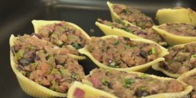 Рецепт фаршированных макарон ракушки под соусом бешамель