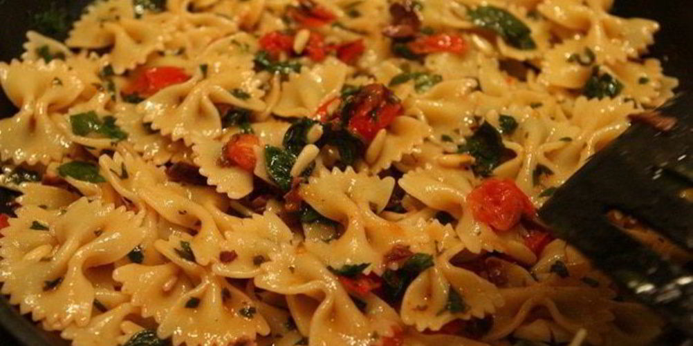 Как приготовить макароны-бантики с помидорами, петрушкой и кедровыми орешками