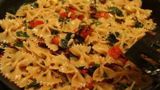 Рецепт Макарон-бантиков с помидорами, петрушкой и кедровыми орешками