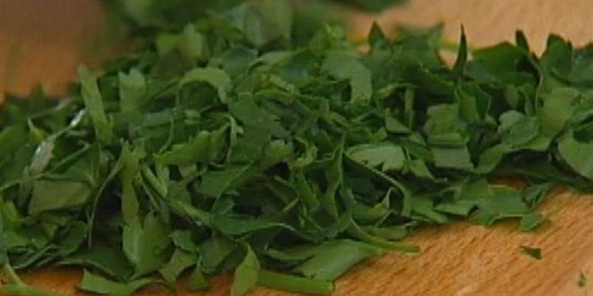 Рецепт макарон-бантиков с помидорами, петрушкой и кедровыми орешками